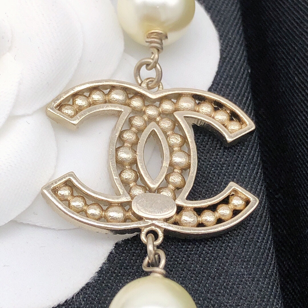18K  Chanel Flower Pearls Chain Necklace